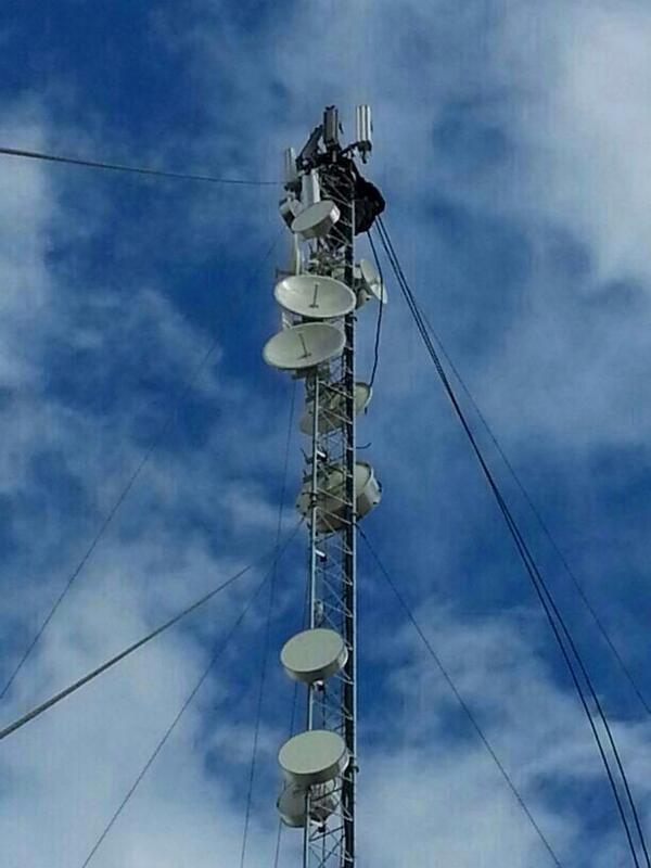 Torre de telecomunicaciones con antenas
